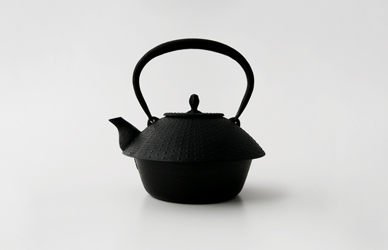 南部鉄器 鉄瓶 / 南部鉄瓶 / 釜定 / 東屋 あられ [ やかん 日本製 ih