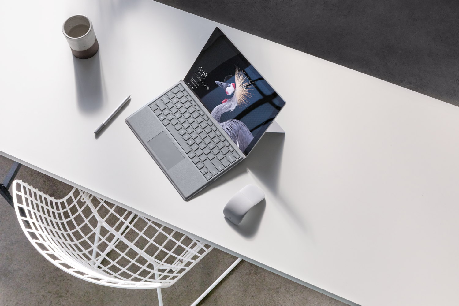 外出先でも妥協しない。SIM が挿さる『Surface Pro LTE Advanced』が