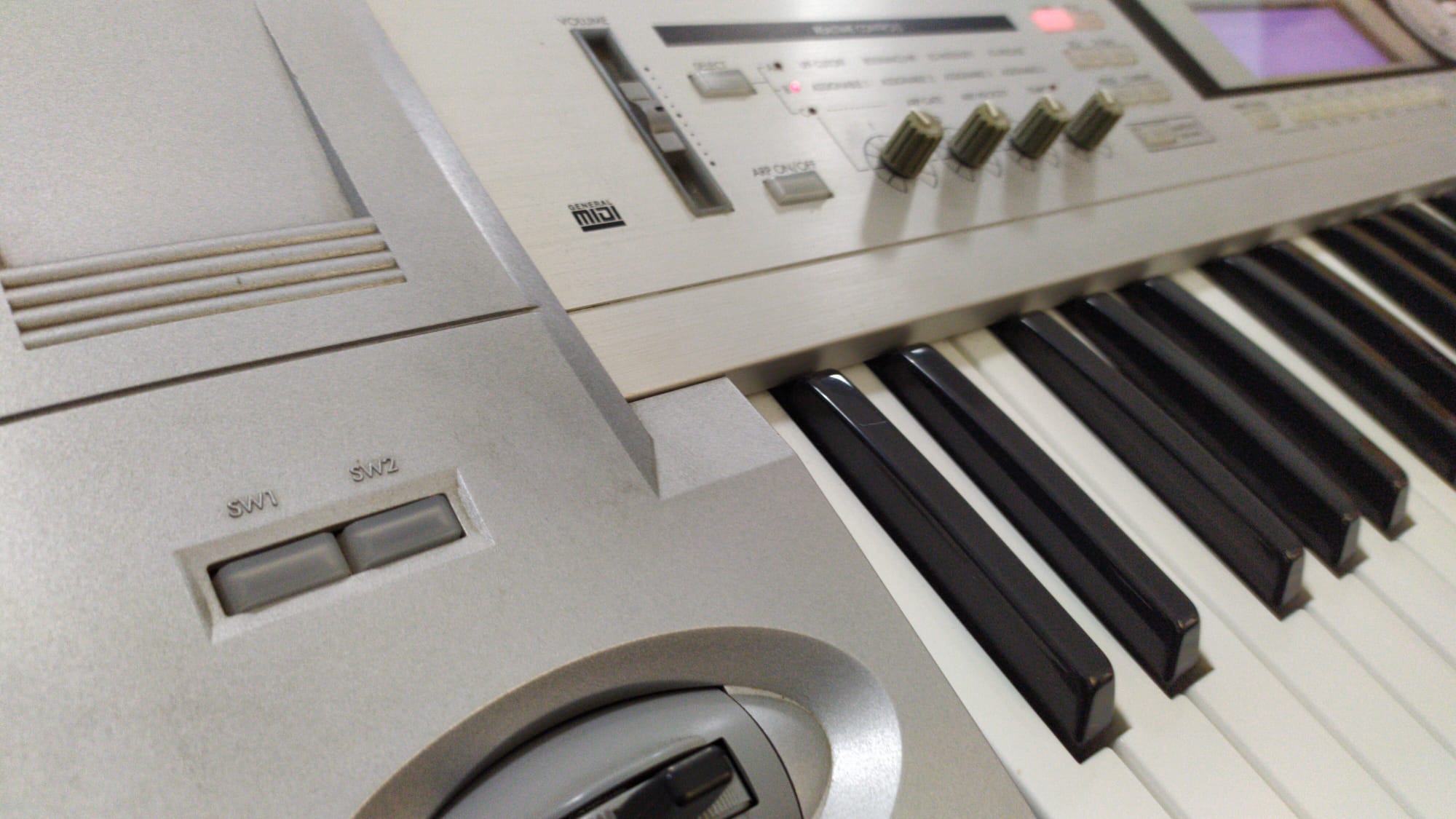 Korg Triton le 61 / 16mb Ram /INTERNAL ALIMENTATION / Synthonia