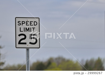 アメリカの道路標識 制限速度25マイルの写真素材 [29999267] - PIXTA