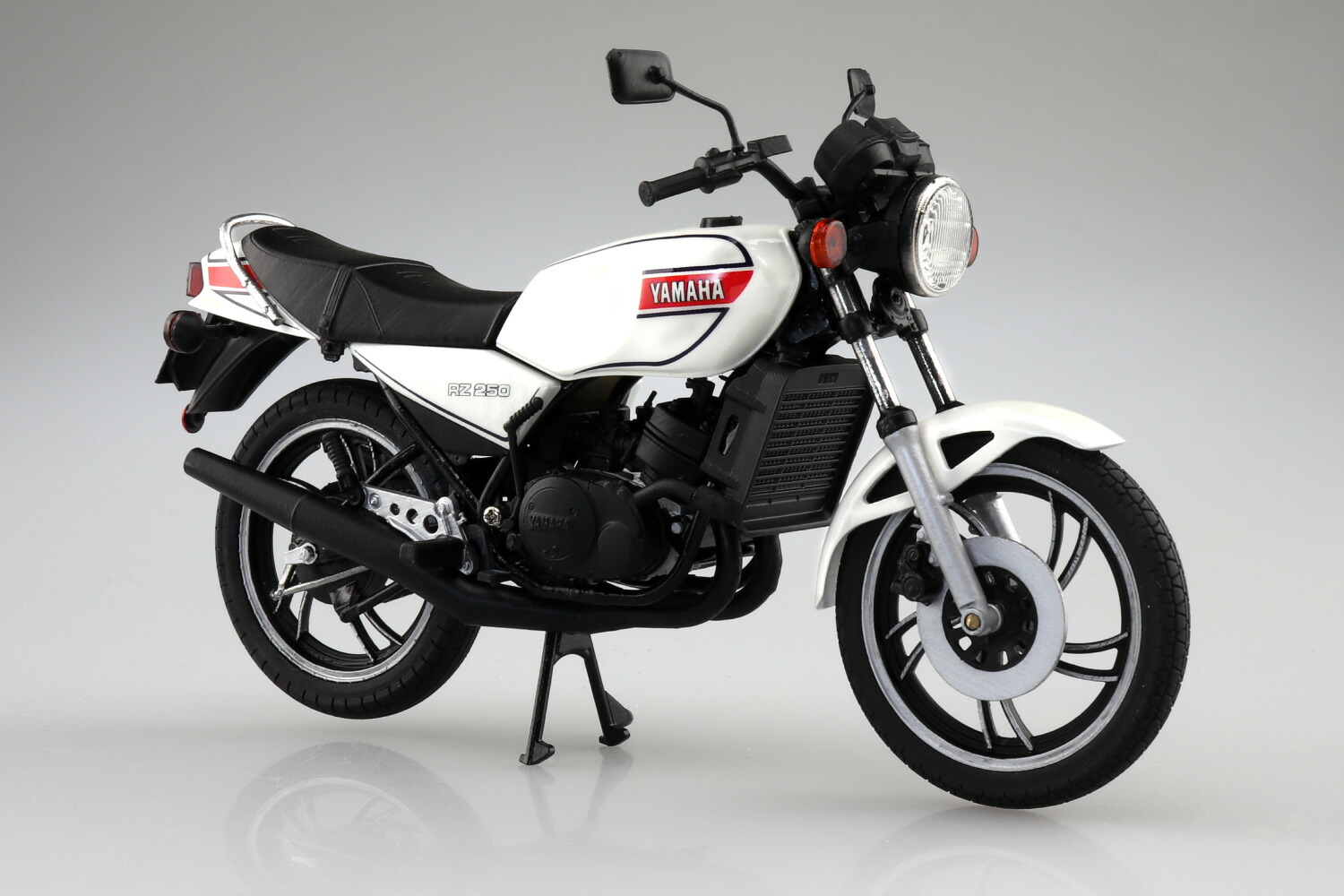 青島文化教材社 1/12 完成品バイク スズキ RG250Γ [ブルー×ホワイト