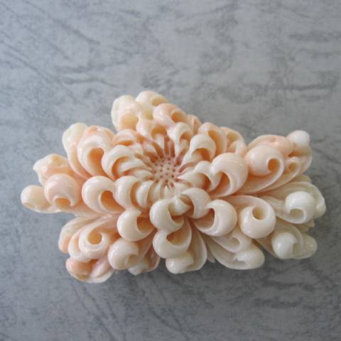 楽天市場】ミッド珊瑚 豪華 菊の花の彫り帯留め 兼ブローチ 和小物 帯
