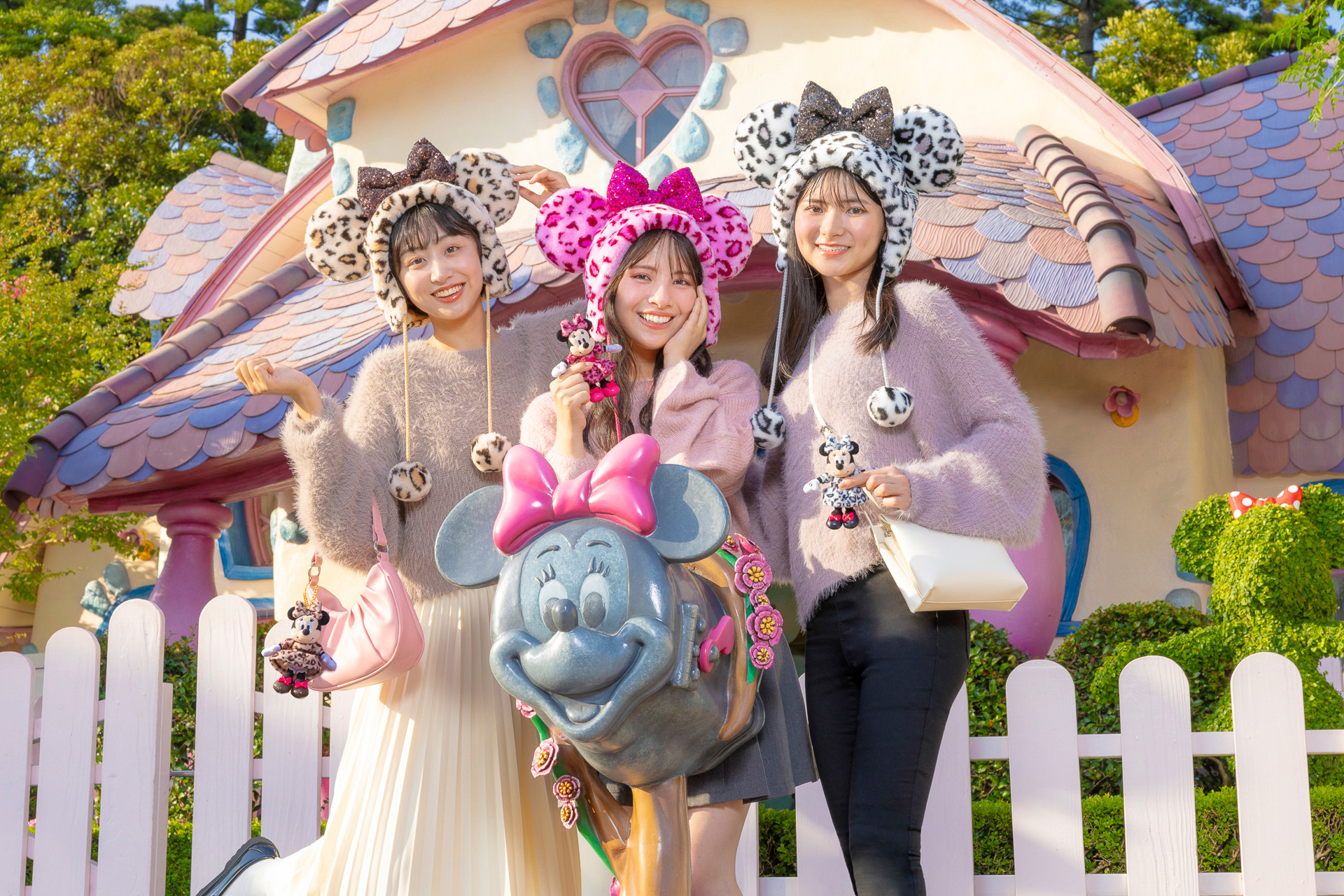 ディズニー、Y2Kなヒョウ柄＆モノトーンのふわもこ新グッズ。ファン