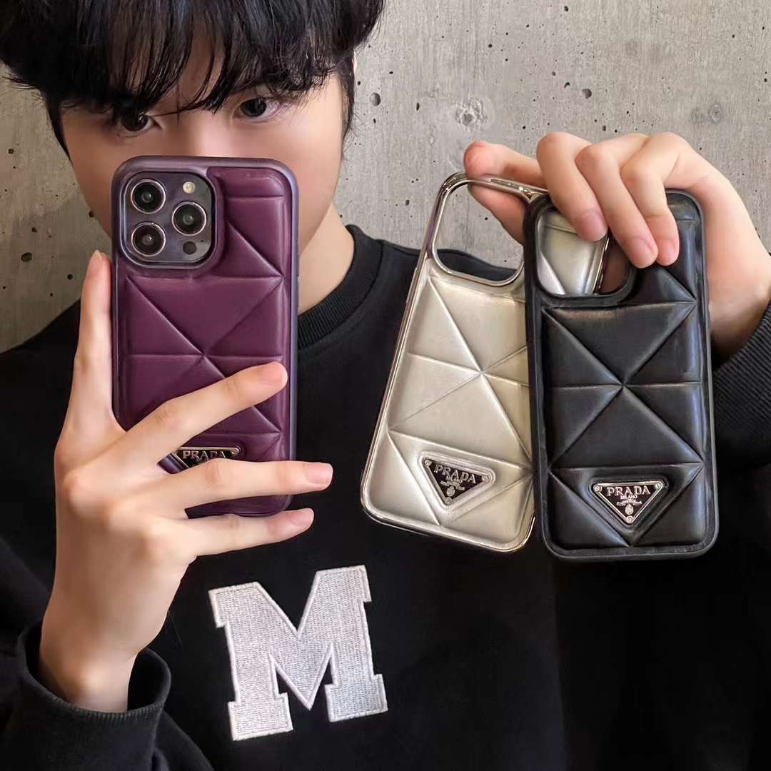 プラダ iPhone15 Pro/14 Proケース トライアングル パデッド PRADA