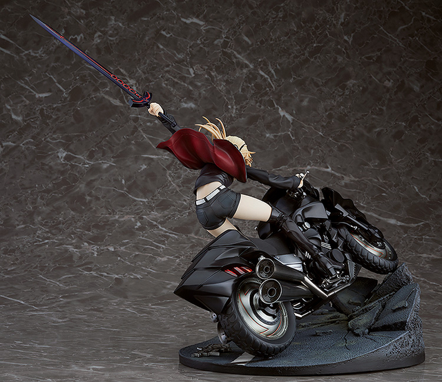 黒いバイクを乗り回す美女…『FGO』セイバーオルタの躍動感あふれる