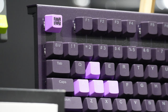 ホロライブ」獅白ぼたん、ラプラス・ダークネスのゲーミングキーボード