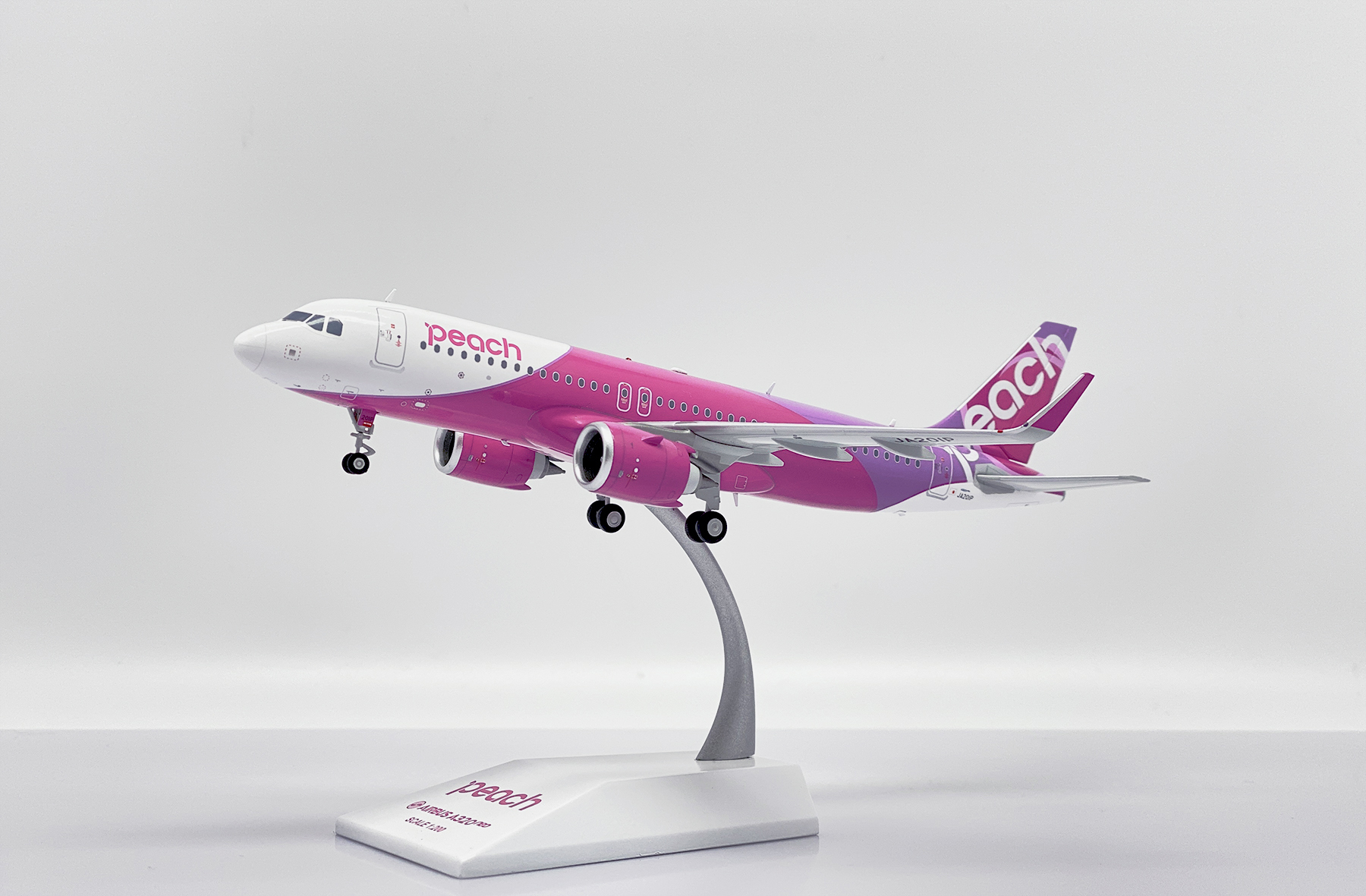 ScaleModelStore.com :: JC Wings 1:200 - EW232N005 - Peach Aviation