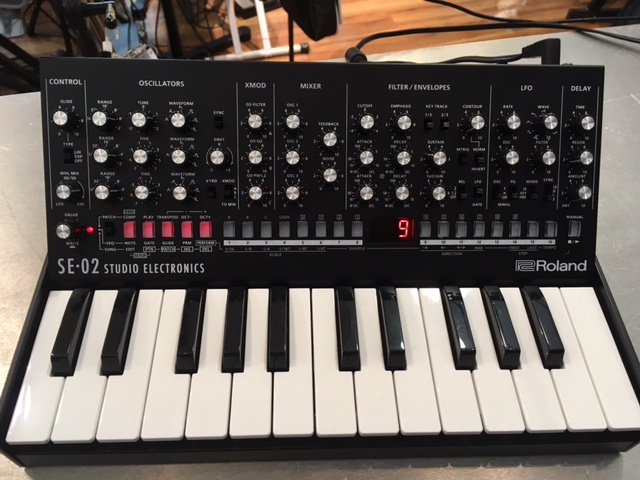 Roland × Studio Electronics 共同開発！話題のアナログシンセ『SE-02