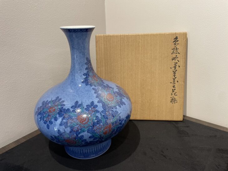十三代 今泉今右衛門作 『色絵吹墨花草文花瓶』 ｜骨董品買取 緑和堂