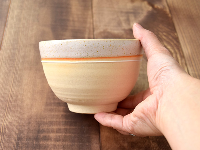 自然な風合いをお楽しみいただける信楽焼の抹茶碗。人気の器でお抹茶を