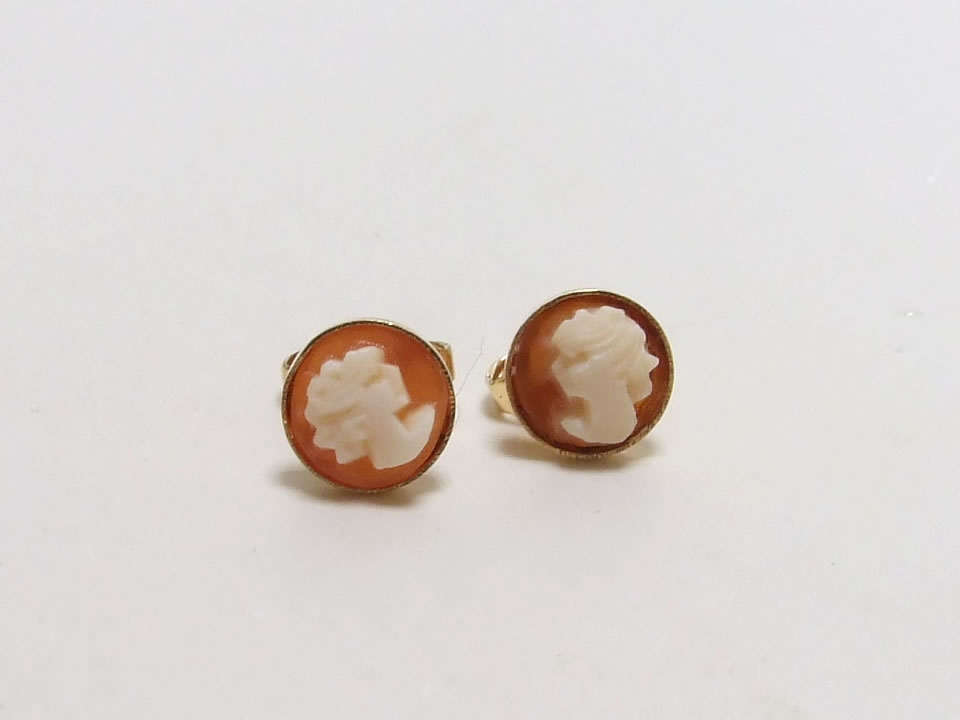 カメオのアンティークスタッドピアス