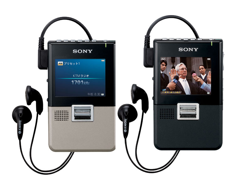 ソニー、AM/FM内蔵の“名刺ラジオ”型ワンセグTV