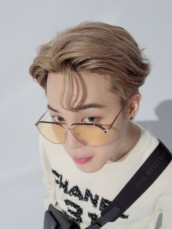 BTS（防弾少年団） ジミン、レトロムードのセルフショットを公開…愛嬌
