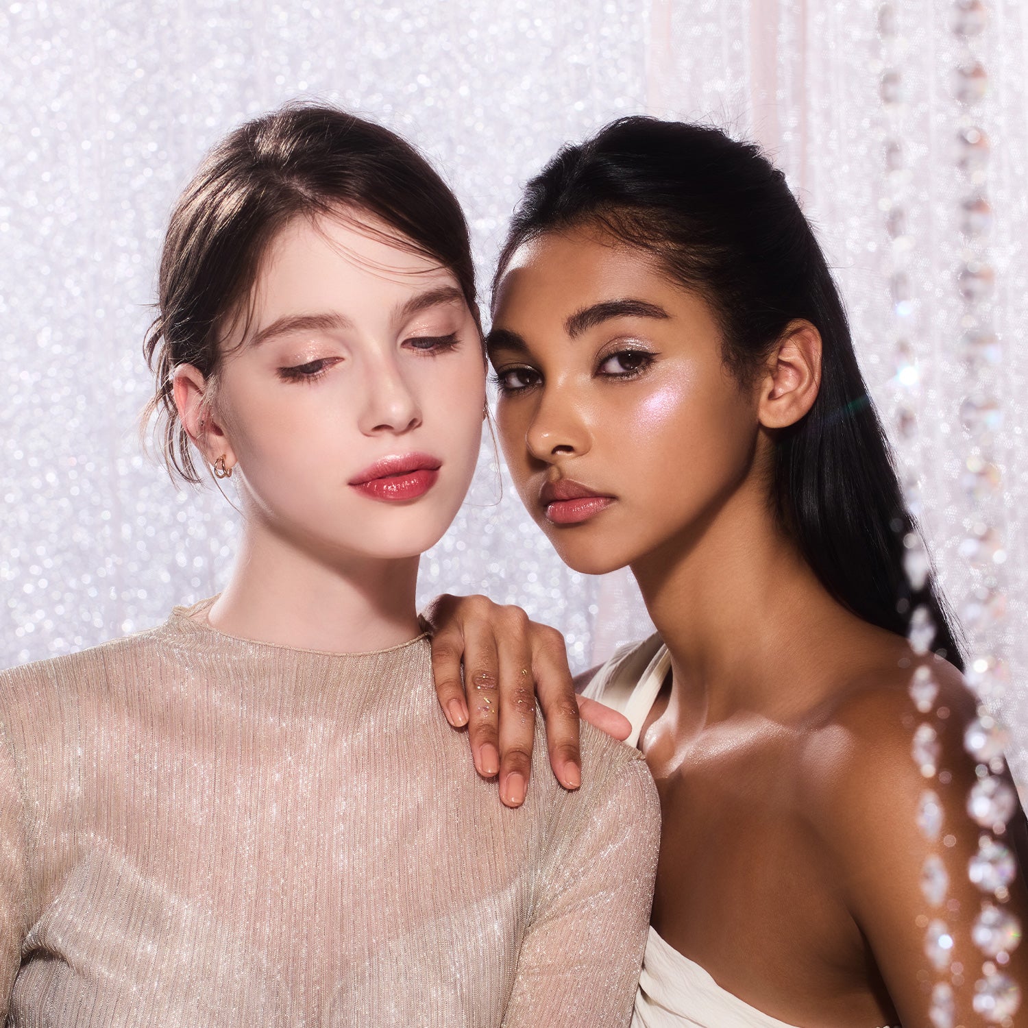 glitz-glow-highlighter_model-
