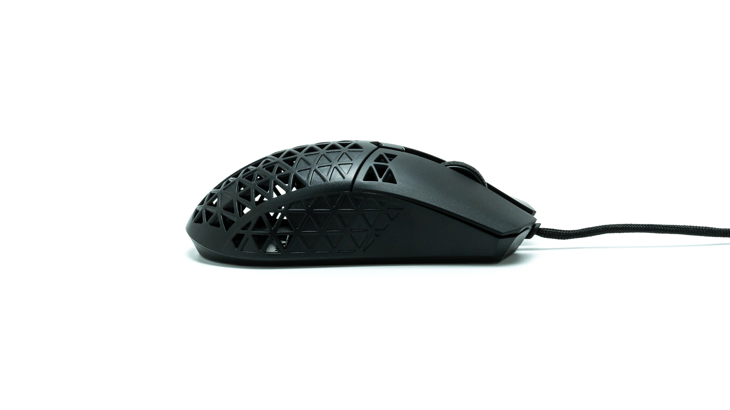 ASUS TUF Gaming M4 Air レビュー。中空ピラミッド型フレーム採用で47g