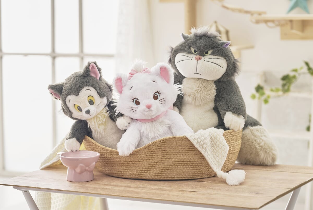 ルシファー、マリー、フィガロがモチーフのぬいぐるみや雑貨