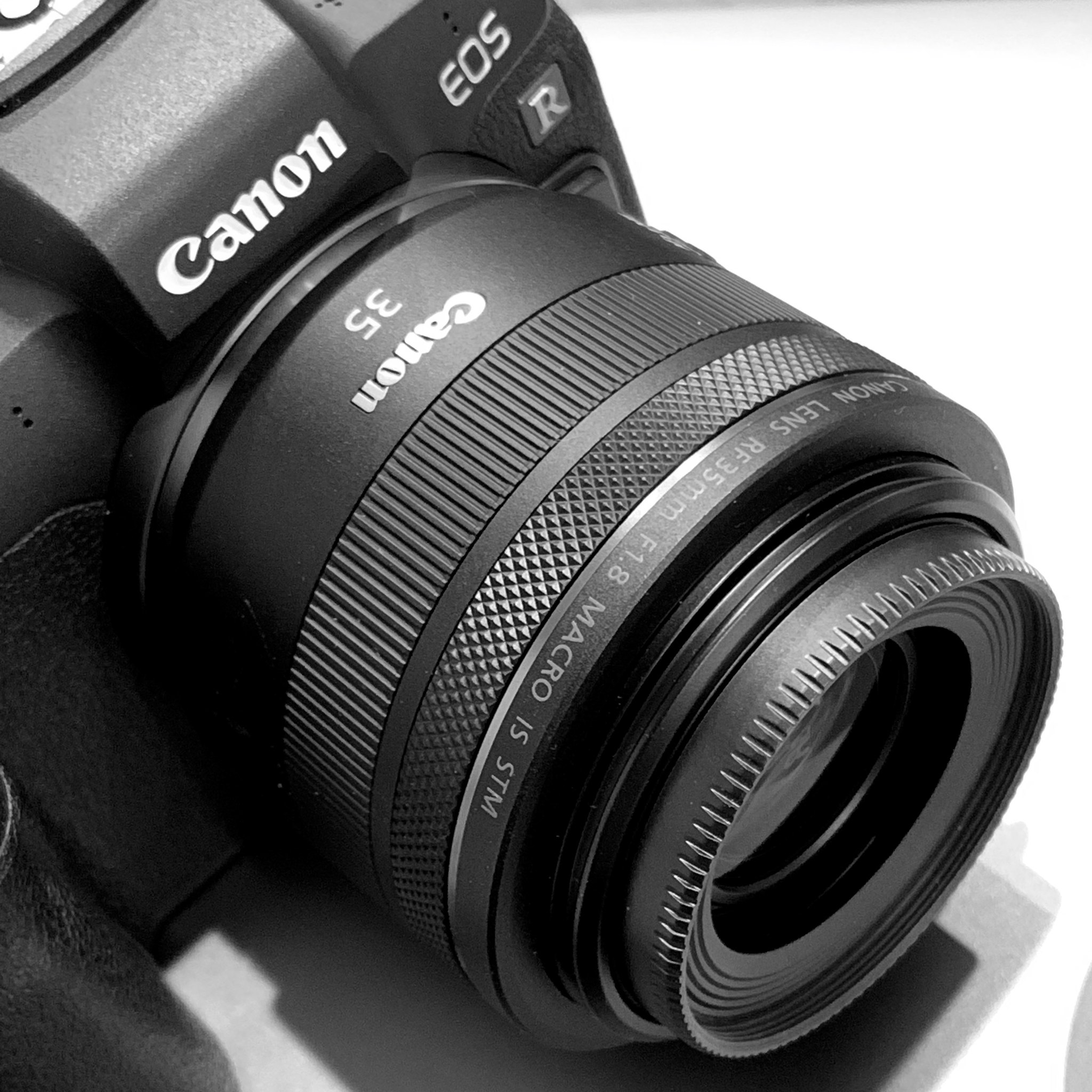 05347-181213 CANON RF35mm F1.8 MACRO IS STMのレンズフード「EW-52