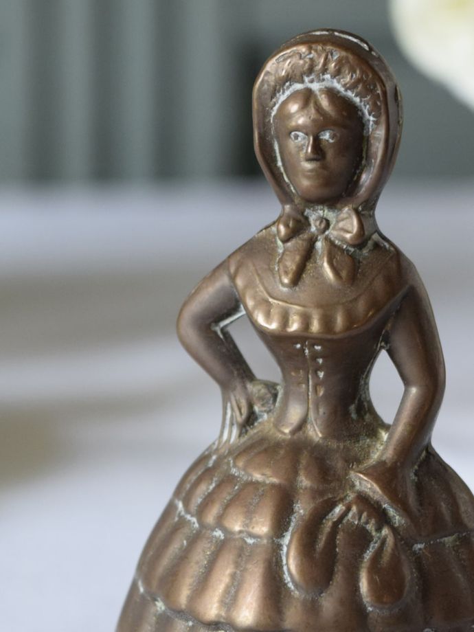 英国で見つけたアンティークの呼び鈴、スカートをはいた女性の形のベル