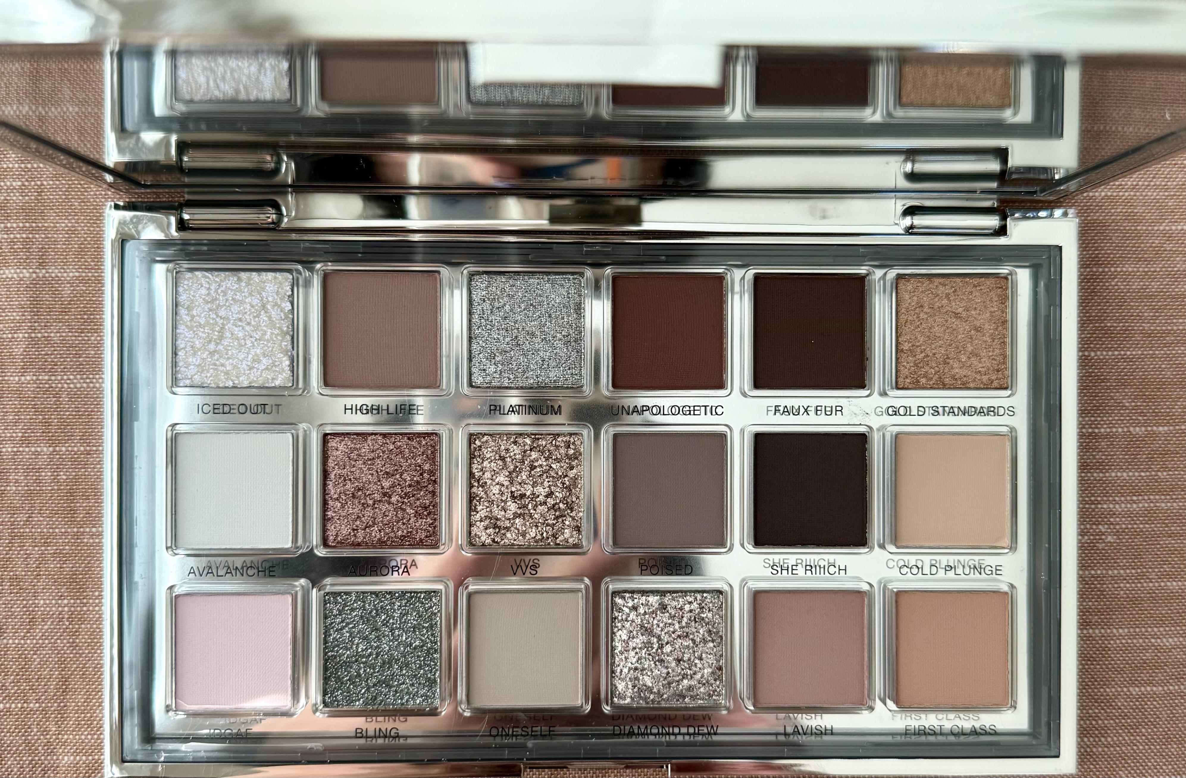 Huda Beauty Icy Nude アイシャドウのスウォッチ (コメントを見てね
