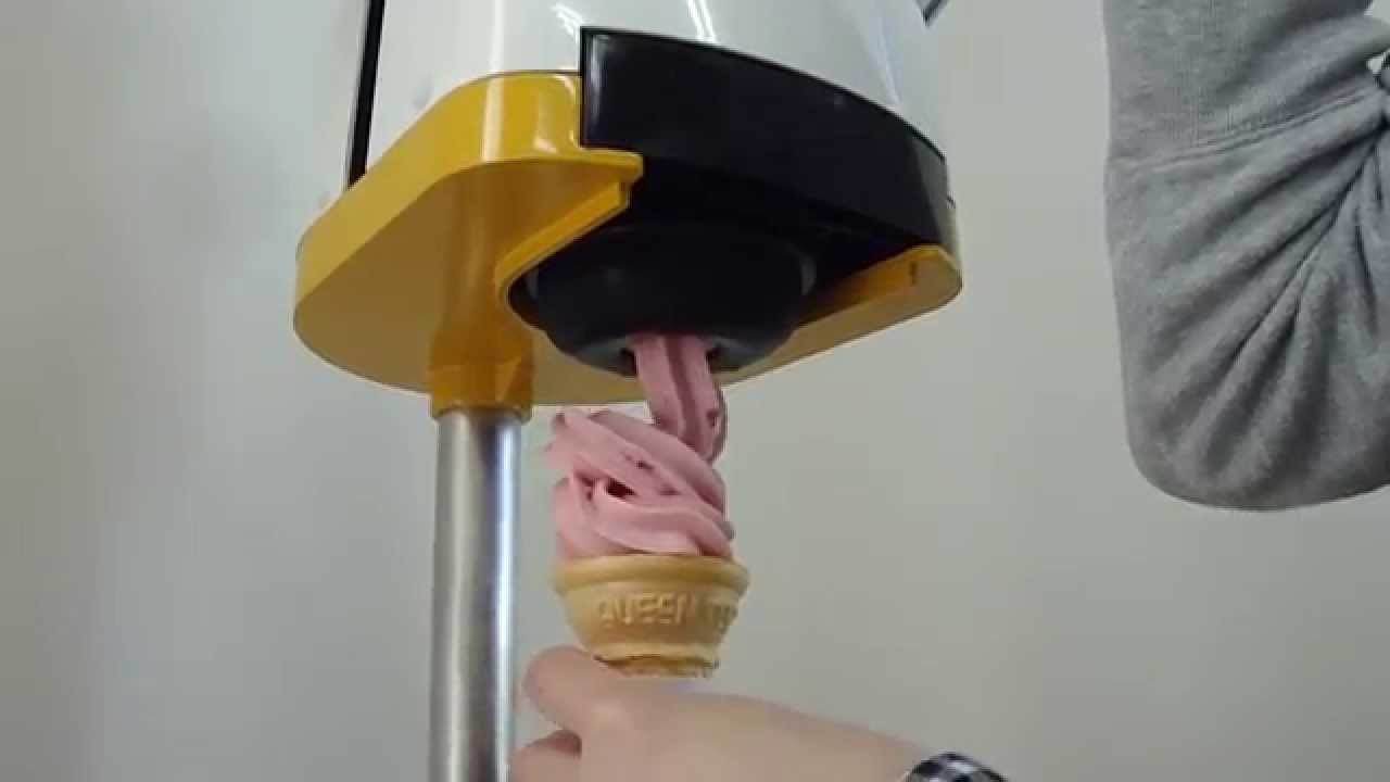 手動式アイスクリーム機でソフトクリームを作成！ - YouTube