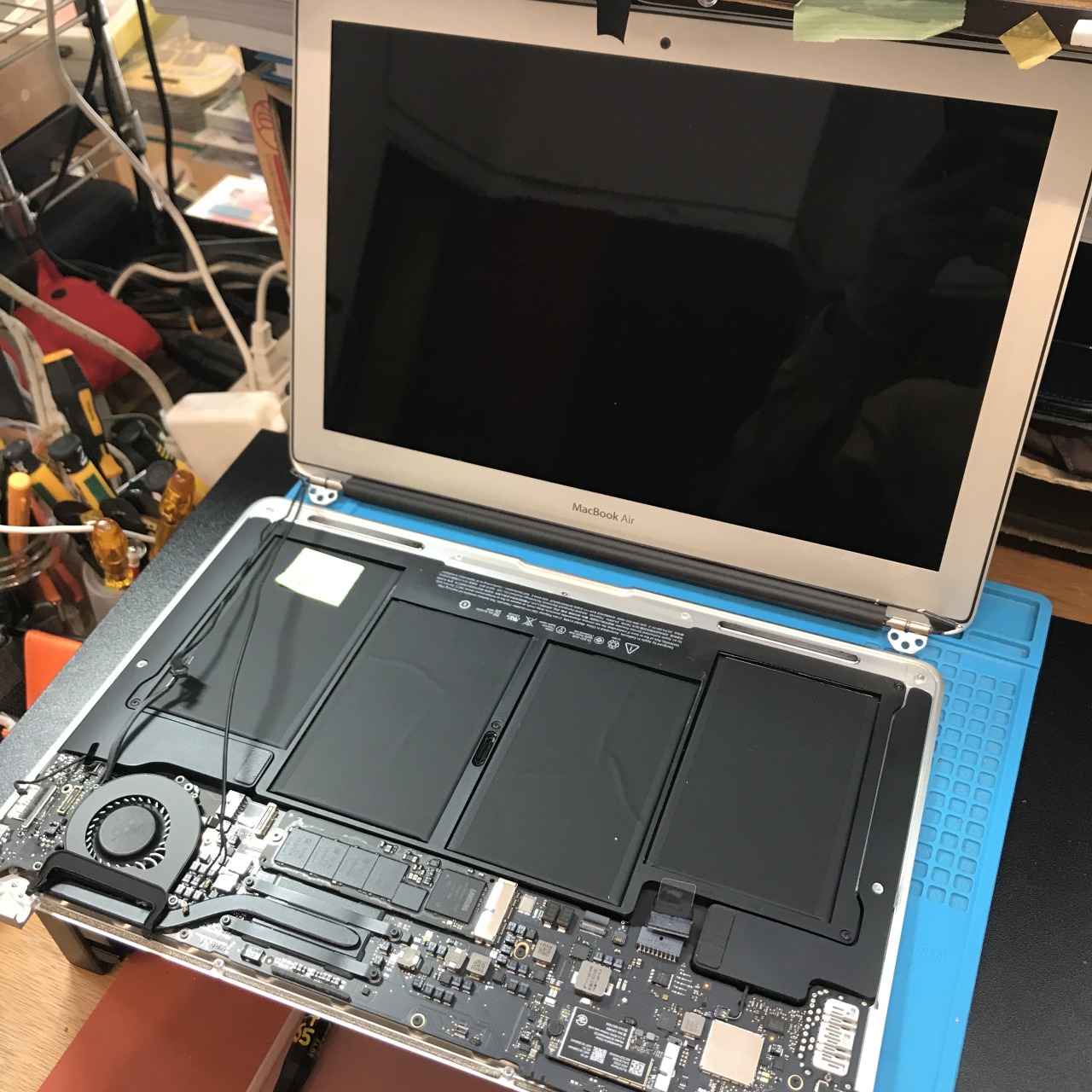 MacBook Air (13-inch, Early 2015) A1466 液晶割れ 交換修理