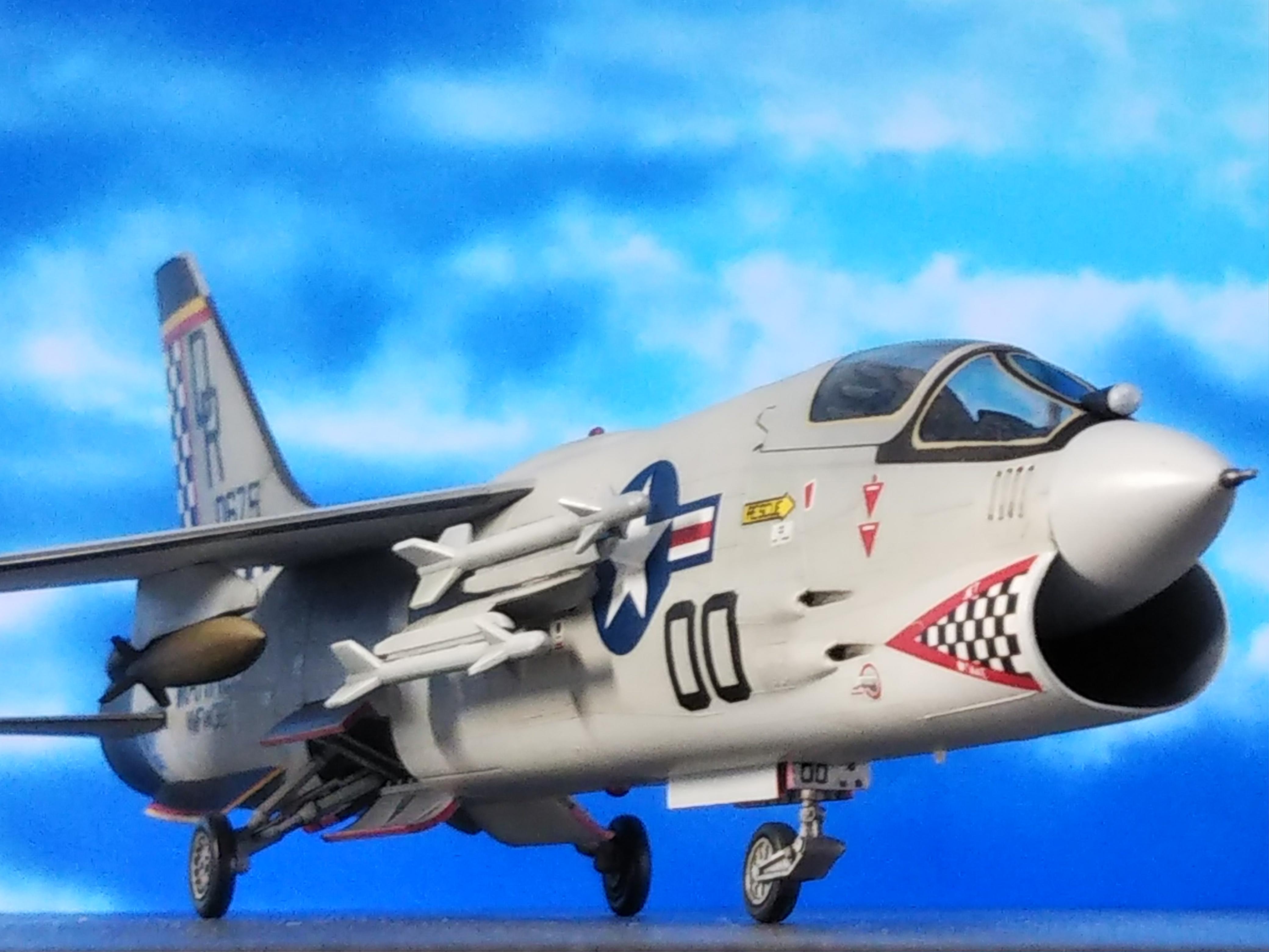 ハセガワ 1/72 アメリカ海兵隊 戦闘機 F-8E 「クルーセイダー