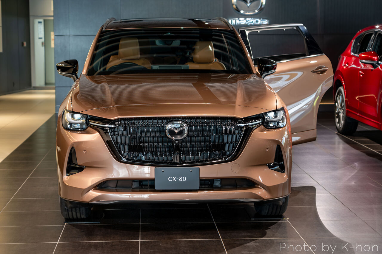 マツダブランドスペース大阪で「CX-80（メルティングカッパー）」が