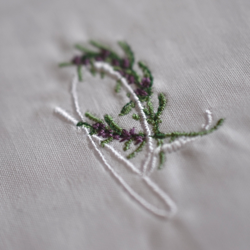 イニシャル[R]ローズマリーの花_刺繍入り白いハンカチーフ | mimi刺繍