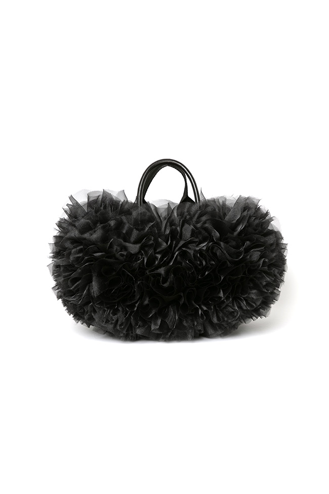 sacai x TOMO KOIZUMI」初コラボ！ フリルをあしらったバッグを発売
