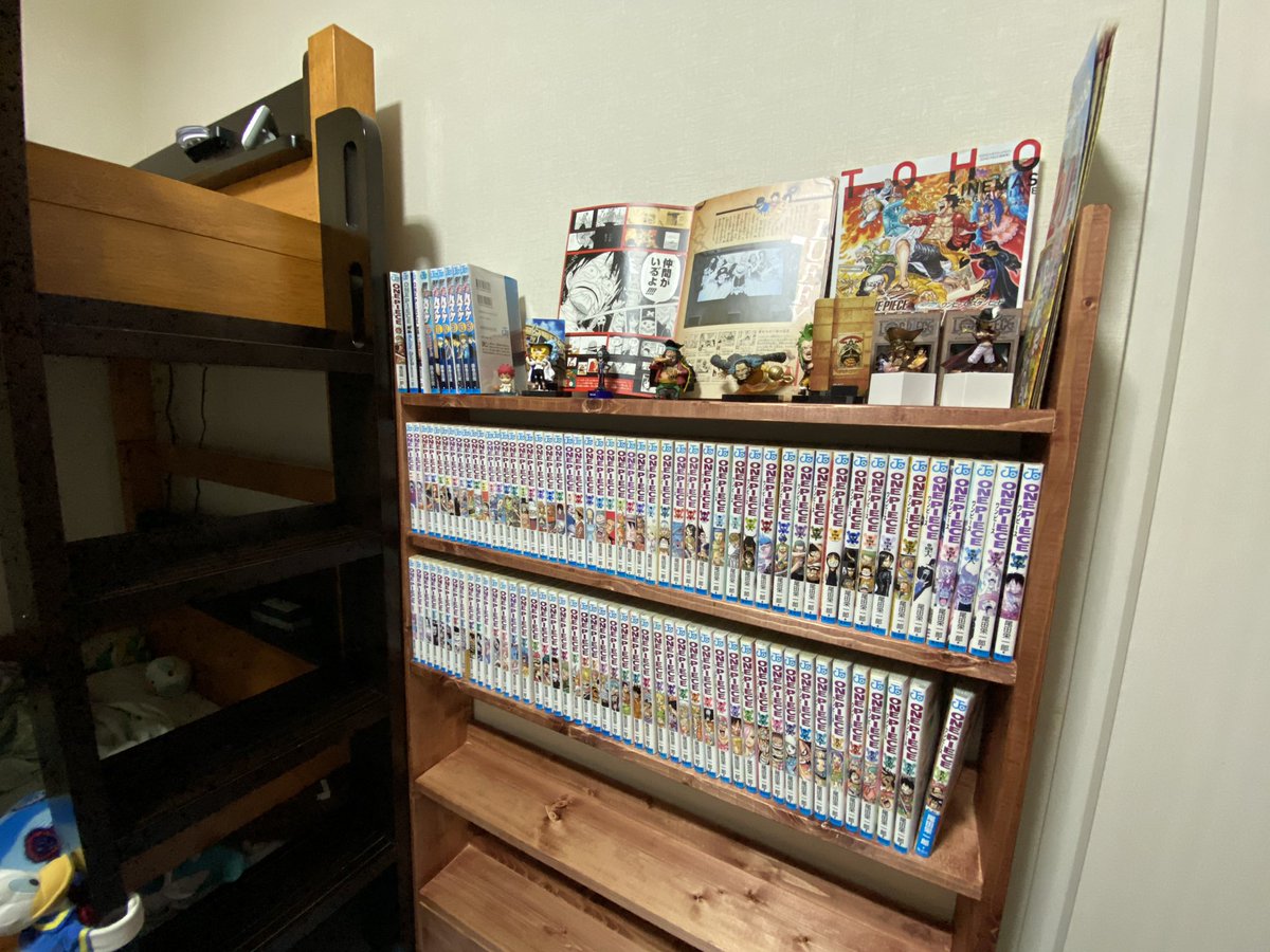 本棚作ったので当選したONE PIECE全巻をようやく並べることが出来まし