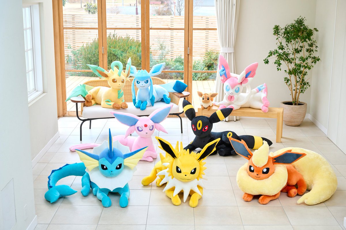 ポケセンオンラインにてイーブイフレンズの等身大ぬいぐるみ(寝そべり