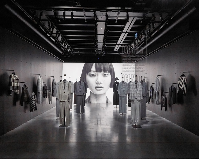 エンポリオ アルマーニ】ブランド誕生40周年記念「THE WAY WE ARE」展