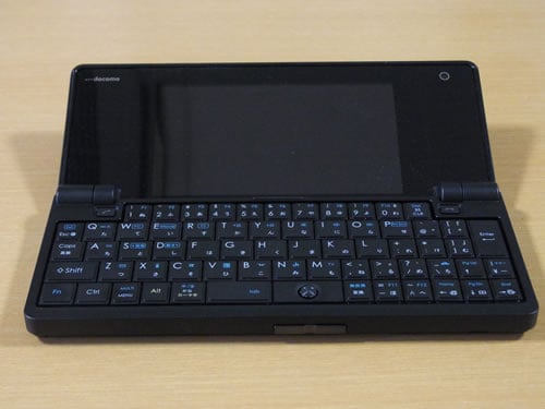 スマートフォンじゃない！ フルキーボードを搭載して進化した“ガラケー