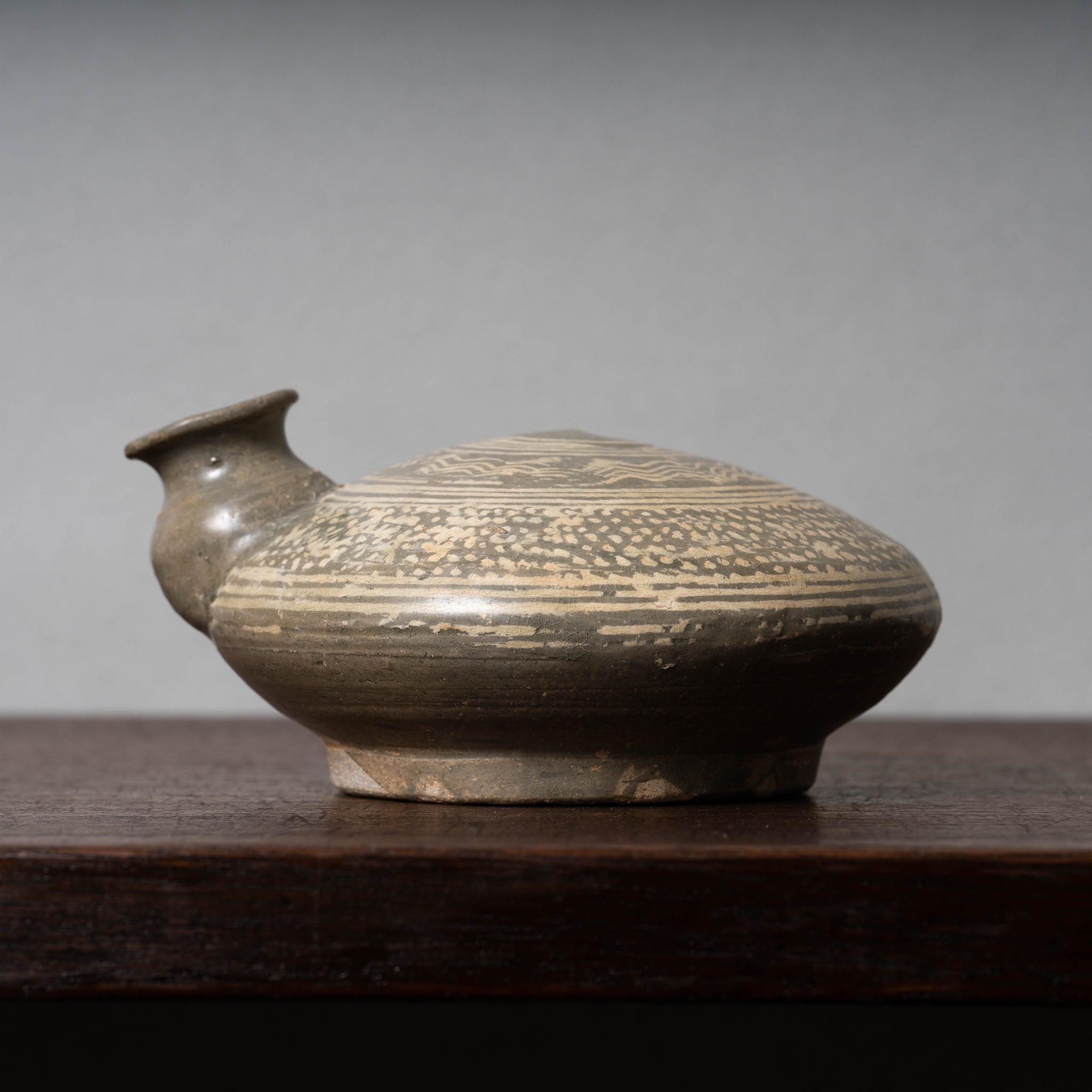 李朝 粉青沙器 扁壺 牡丹文 y023 粉青沙器牡丹文扁壺｜根津美術館