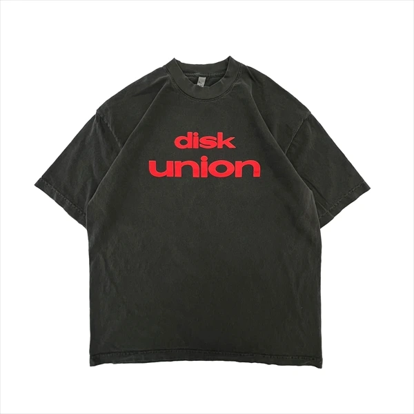 ヘヴィーウェイトの後染めボディを使用した「diskunion」ロゴTシャツ