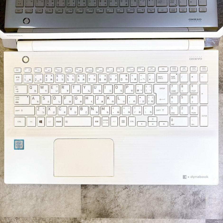 おしゃれホワイト❣新品SSDで快適✨薄型ノートパソコン カメラ
