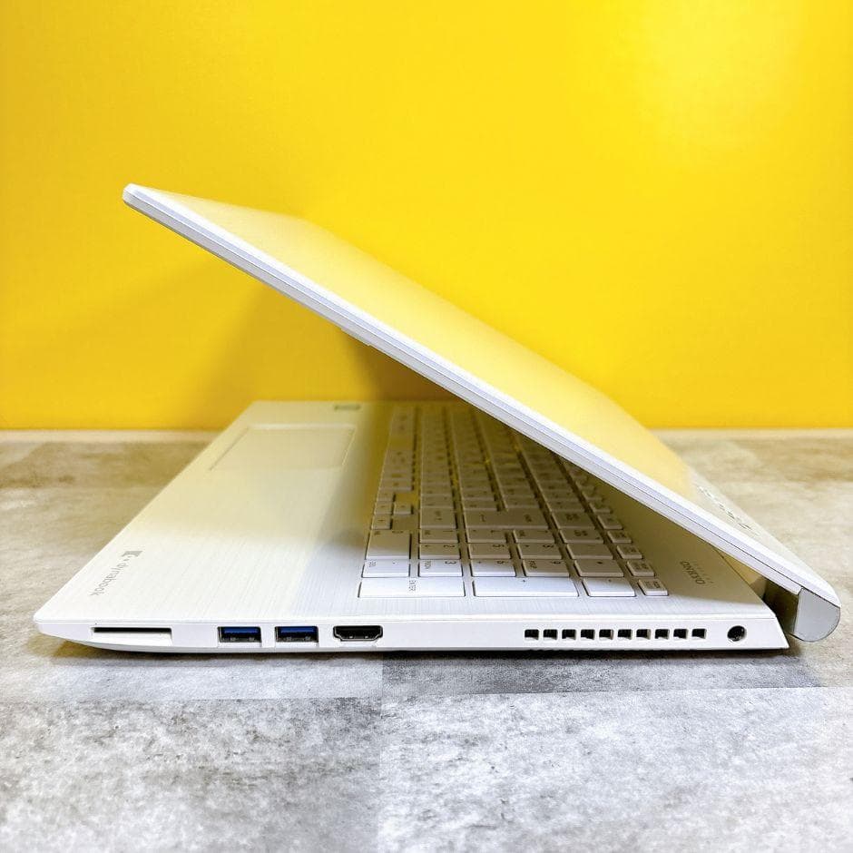 おしゃれホワイト❣新品SSDで快適✨薄型ノートパソコン カメラ
