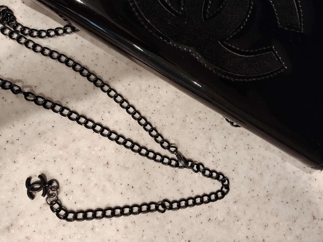 CHANEL シャネル ノベルティ ボア エナメル チェーンショルダーポーチ