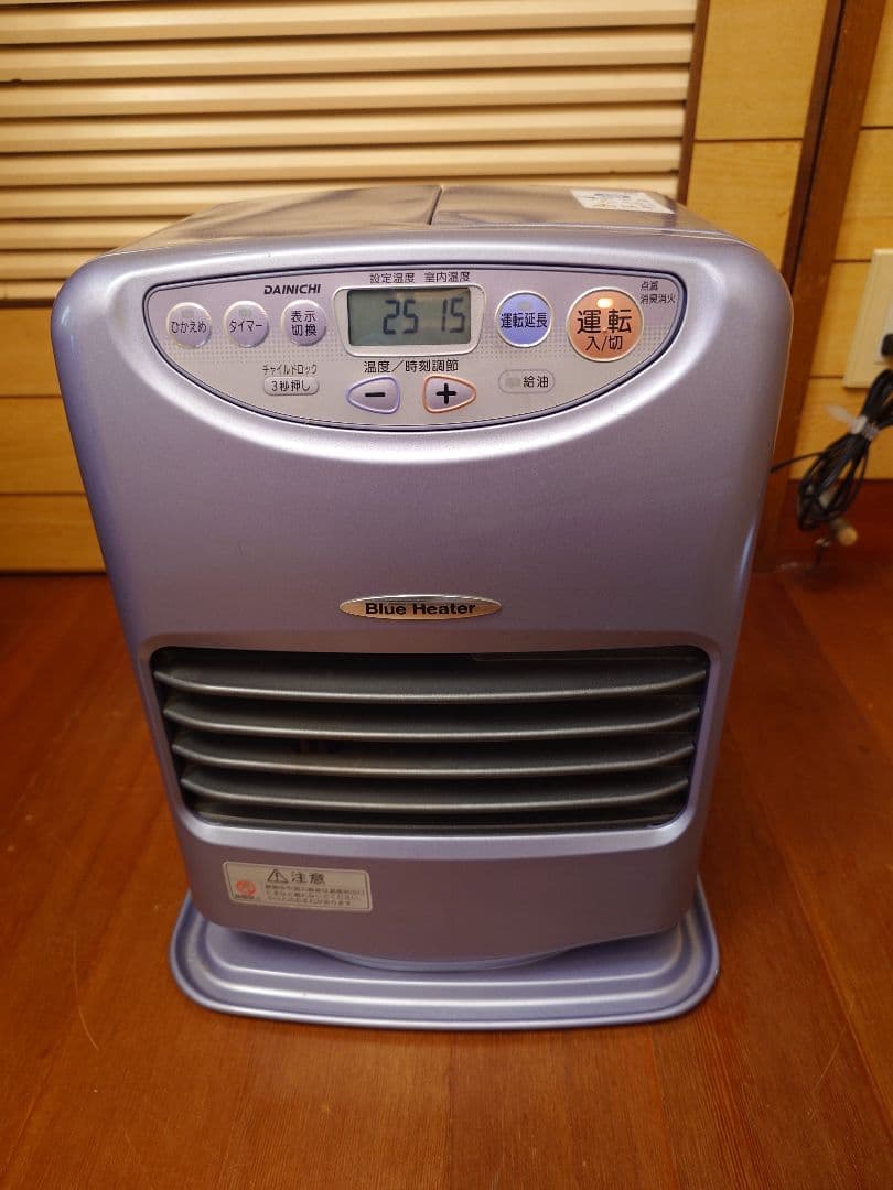 １番小さなタイプのダイニチ 石油ブルーヒーター。 Amazon | ダイニチ (Dainichi) 石油ファンヒーター 小型 (木造7畳まで