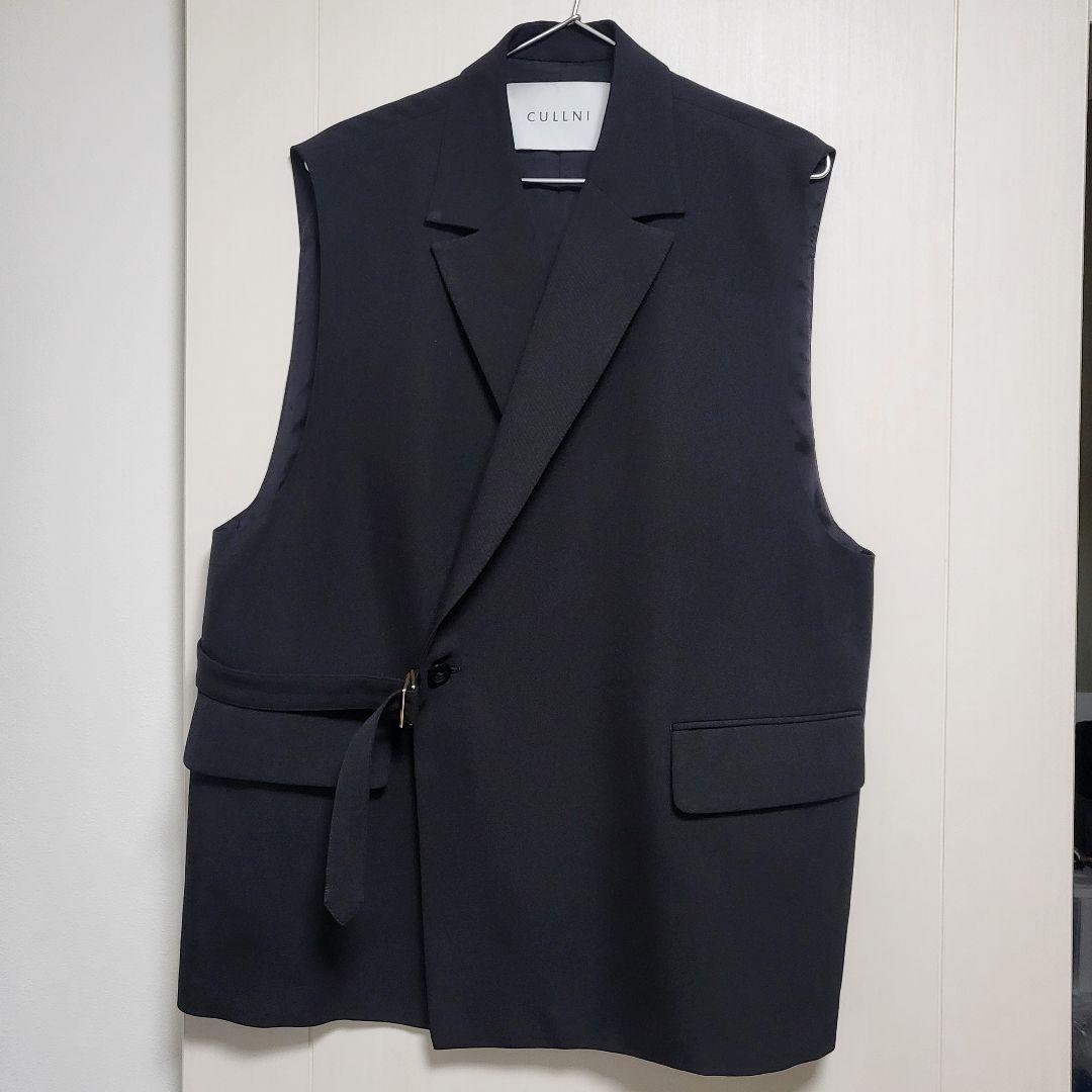 美品 クルニ 23SS タイロッケンノースリーブジャケット　黒1 CULLNI（クルニ）の「【CULLNI】STUDIOUS限定別注タイロッケンコート