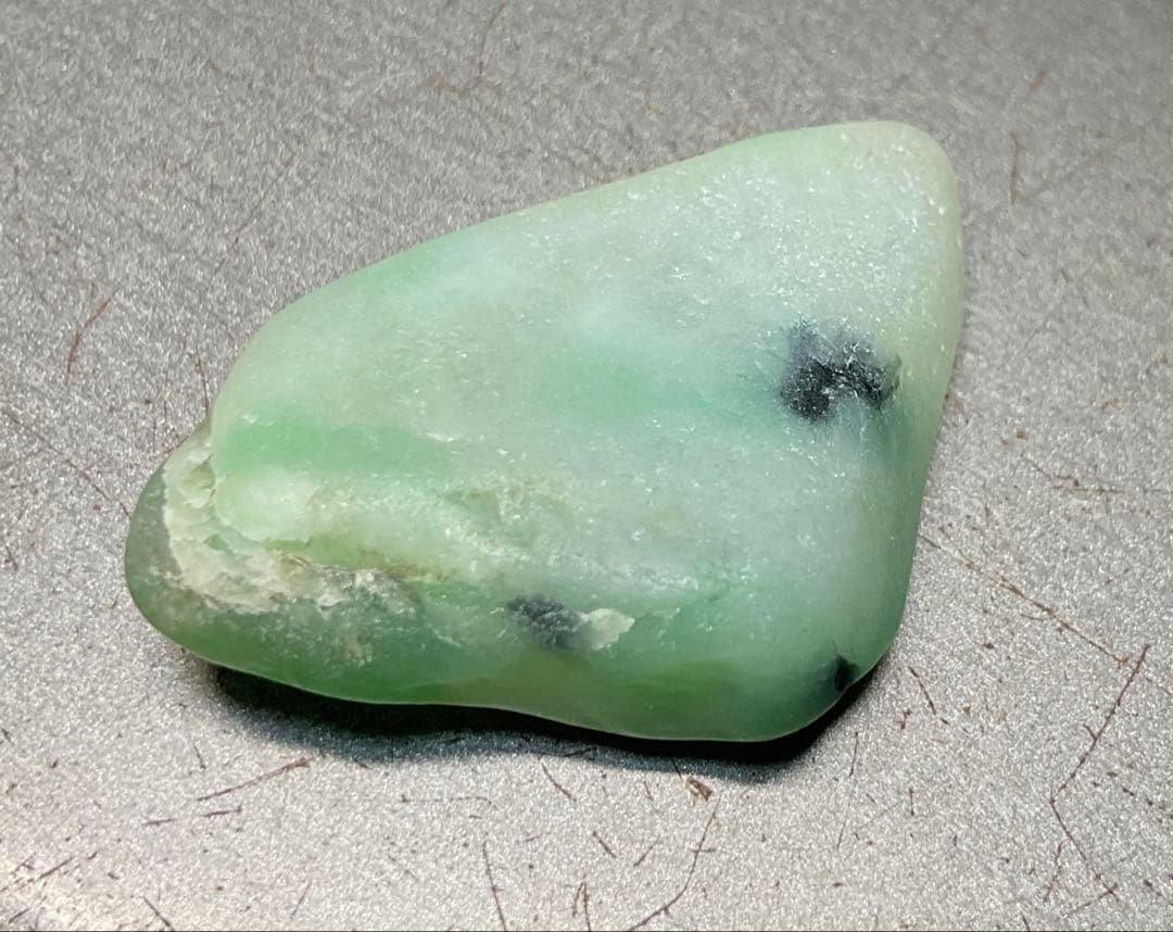 宝石質 薄緑色の海石］ 糸魚川翡翠海石8g ヒスイ ひすい