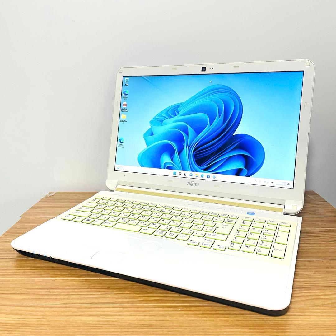 富士通 i7/SSDホワイトパソコン メモリ8ギガwin11 オフィスブルーレイ