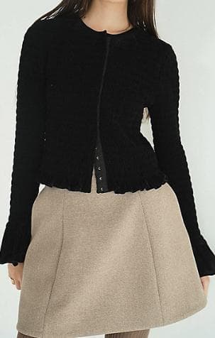 ゆ*様 クラネ CLANE SHIRRING DESIGN BLOUSE 美品 9月2日(火)発売アイテムのご紹介。袖口と裾のフリルが女性らしさを