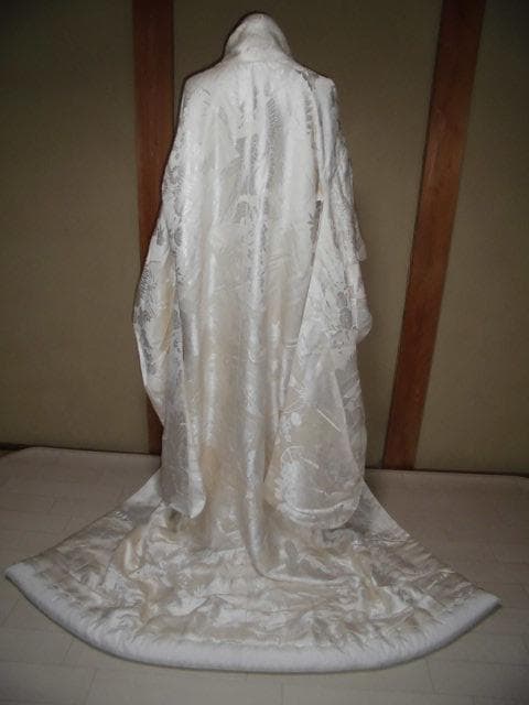 54 花嫁着物 婚礼衣装 白無垢 白打掛 鶴柄 楽天市場】白無垢・紋付レンタル【花嫁衣装】 格式高い赤こぶき×飛翔鶴