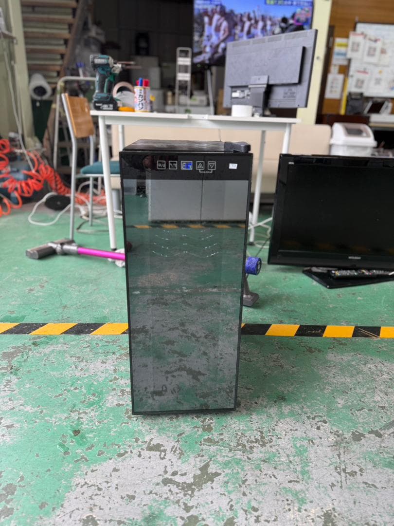 コンパクト ワインセラー 黒 ガラスドア 232 楽天市場】縦長スリム＆コンパクトでありながら18本収納ブルーLED