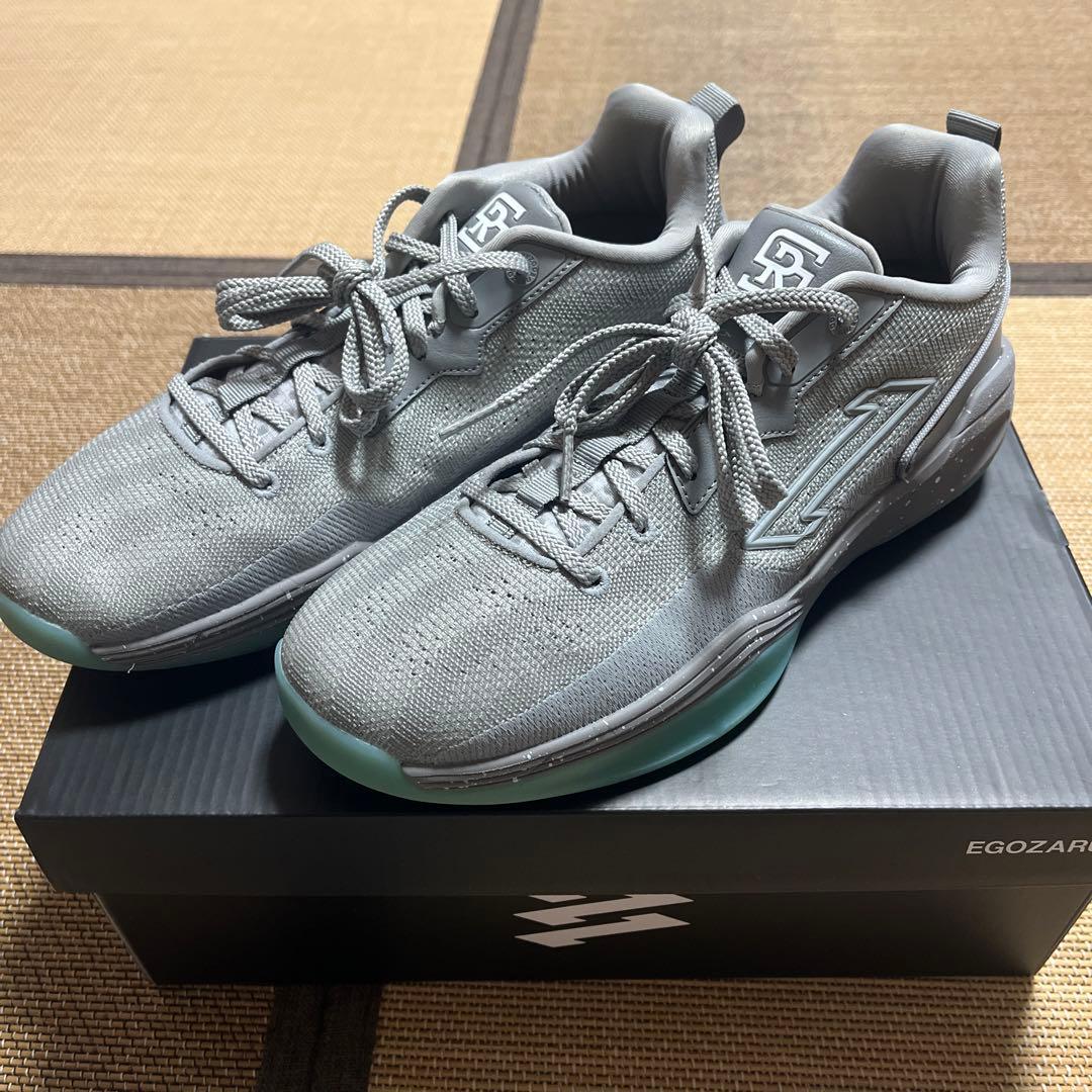 EGOZARU グレー バスケットボールシューズ 瀬川琉久 瀬川琉久シグネチャーシューズ RIKU 1 / Stone Gray x Glow #瀬川琉久