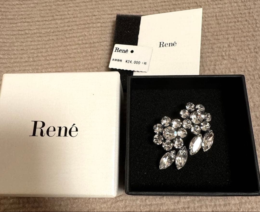 René フラワーモチーフブローチ Rene♡ フラワーと蜂さんのサークルブローチ