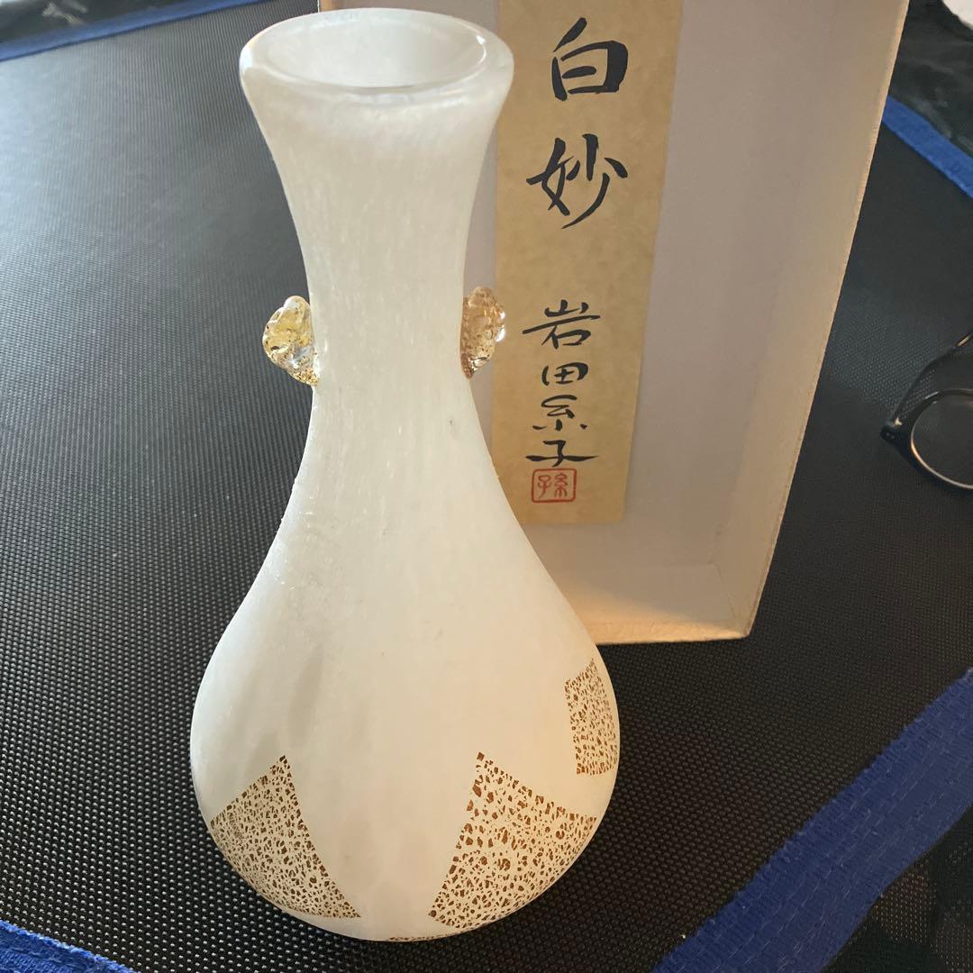 岩田糸子作　白妙 女流ガラス作家の先駆け 装飾的な金色模様のホワイト花瓶 1231165121_5c29ca7976f18.jpg