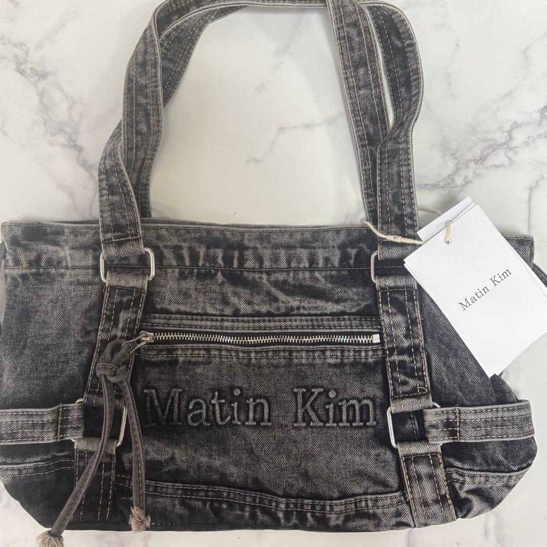 新品 Matin Kim デニムショルダーバッグ　ブラックデニム 韓国ブランド 中古・古着通販】Matin Kim (マーティン・キム) WASHED DENIM MINI