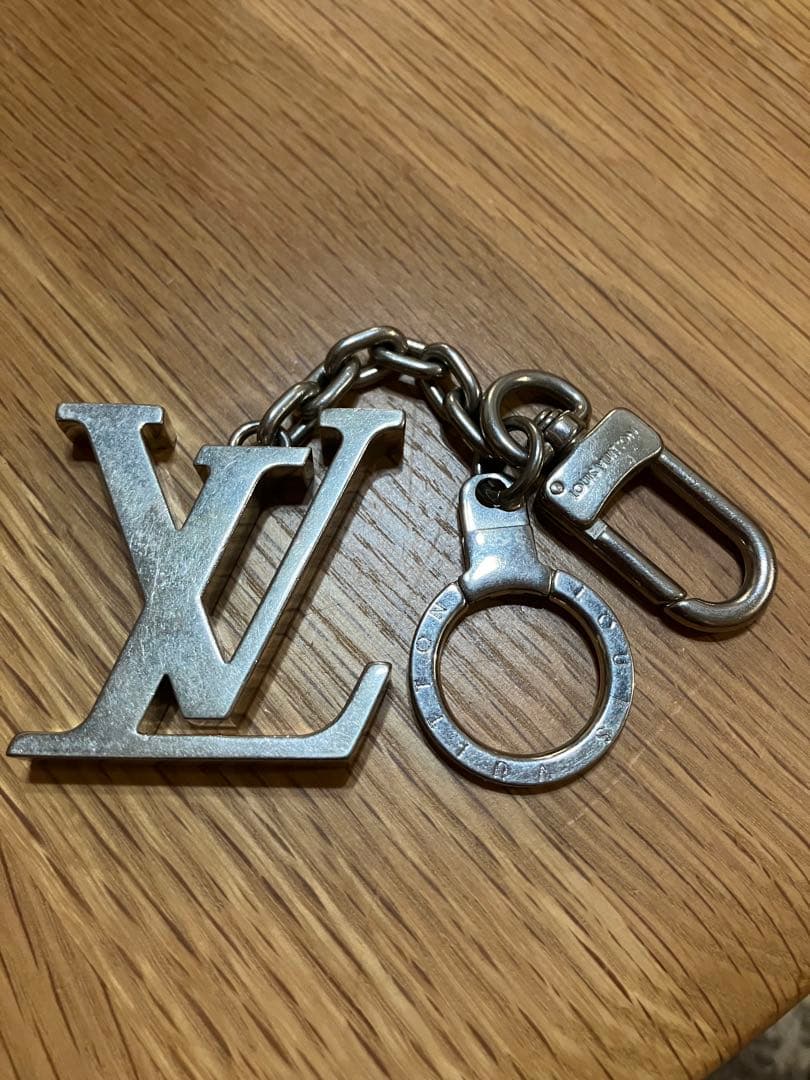 Louis Vuitton ロゴキーホルダー シルバー 中古・古着通販】LOUIS VUITTON (ルイ ヴィトン) LV イニシャル